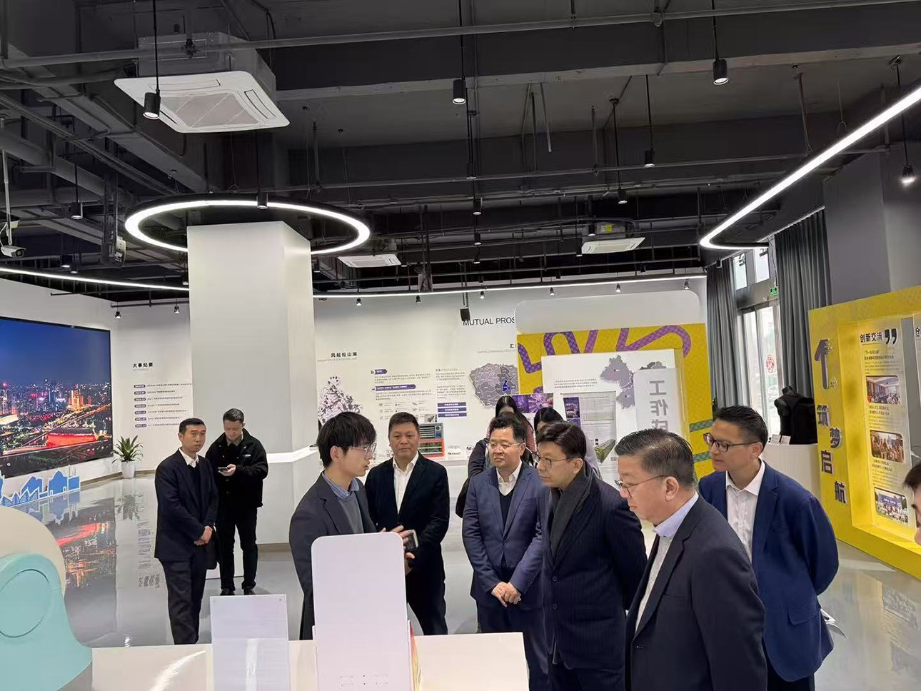 向香港劳工局局长孙玉菡产品介绍
